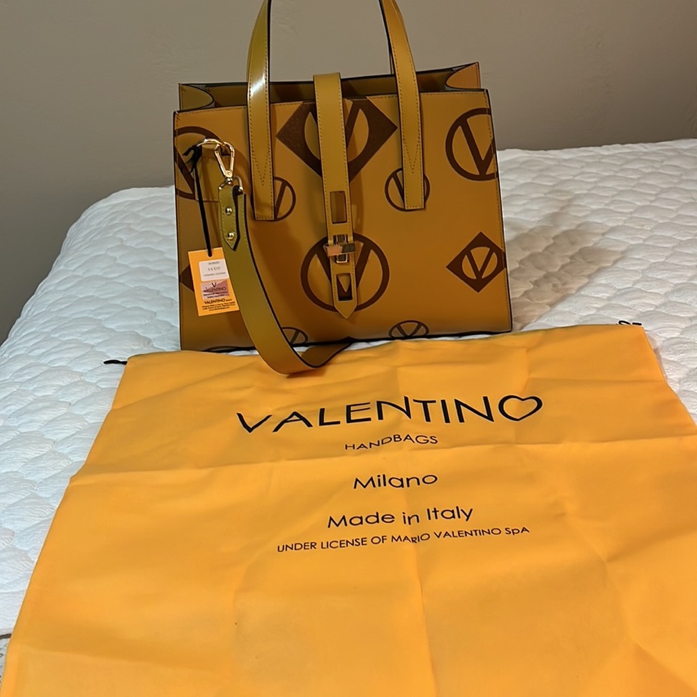 VALENTINO
HANDBAGS - Picture 3 of 8